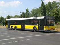 MAN Niederflurbus 2. Generation auf der Linie 256 nach Siedlung Wartenberg am S-Bahnhof Hohenschnhausen.