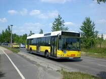 Volvo V7000 auf der Linie 294 nach Hohenschnhausen Marzahner Strae an der Haltestelle Hohenschnhausen Zu den Krugwiesen.