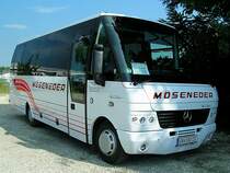 MB-O818 von Mseneder hat am Messegelnde in Ried einen schattigen Parkplatz(die Reisenden werden es danken);100703