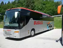 Ein Setra S 416 GT-HD  der Fa. Blaguss, Wien/A. macht Pause auf einem Parkplatz