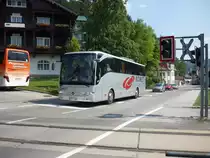 Ein MB-Tourismo, der Fa. Komet in Puchberg/A f�hrt gerade �ber die Gleise der Eisenbahn. Am 30.06.2010.