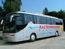 SETRA S415GT-HD von Kaltenbrunner-Reisen wartet am Messegel�nde in Ried i.I. auf die R�ckfahrt;100703