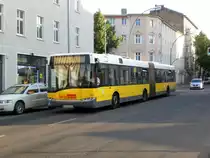 Solaris Urbino auf Betriebsfahrt an der Haltestelle Wei�ensee Gustav-Adolf-Stra�e/Langhansstra�e.