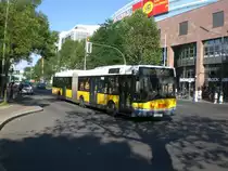 Solaris Urbino auf der Linie M11 nach Lichterfelde Unter den Eichen/Drakestra�e am U-Bahnhof Johannistaler Chaussee.
