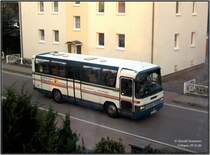 Gleich ist Feierabend: ein Mercedes-Benz O303 in der Uebigauer Feldstrae. Die Fahrgste dieser Linie genieen einen  HomeService . Uebigau, 07.11.06.