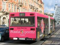 DVB-Bus als Vollwerbeträger für die Staatsoperette Dresden befährt die Brücke  Blaues Wunder  in Richtung Loschwitz; 2.11.2006
