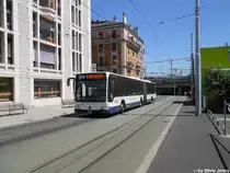 tpg Nr. 164 (Mercedes CitaroII O530G) am 18.7.2010 kurz vor der Haltestelle Lyon. Zur richtigen Stadt Lyon wird der Wagen allerdings nicht fahren, daf�r der TGV im Hintergrund.