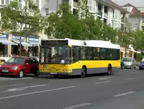 Volvo V7000 auf der Linie 350 nach Alt-Karow an der Haltestelle Karow Bucher Chaussee/Achillesstra�e.