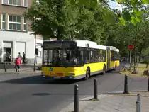 MAN Niederflurbus 2. Generation als SEV f�r die U-Bahnlinie 2 zwischen S+U Bahnhof Pankow und U-Bahnhof Senefelder Platz an der Haltestelle Pankow Masurenstra�e.