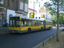 Mercedes-Benz O 405 N (Niederflur-Stadtversion) als SEV f�r die U-Bahnlinie 2 zwischen S+U Bahnhof Pankow und U-Bahnhof Senefelder Platz an der Haltestelle Pankow Masurenstra�e.