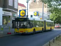 MAN Niederflurbus 2. Generation als SEV f�r die U-Bahnlinie 2 zwischen S+U Bahnhof Pankow und U-Bahnhof Senefelder Platz an der Haltestelle Pankow Masurenstra�e.