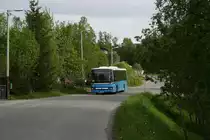 Dorfcharakter wenige Minuten vom Stadtzentrum Troms�: Wagen 43 unterwegs auf der Linie 26 bei �sg�rd am 25.6.2010. 