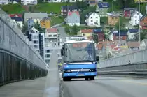 Einige Linien, darunter die 26, fahren vom Stadtzentrum Trom� auf der Insel �ber die Br�cke ins auf dem Festland gelegene Tromsdalen. Das Bild zeigt Wagen 20, einen praktisch fabrikneuen Volvo 8700, bei der  Bergfahrt  auf der Br�cke am 26.6.2010. 