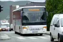Ganz im Gegensatz zu Troms� oder Hammerfest ist der Autoverkehr im Zentrum von Narvik trotz verh�ltnism�ssig gutem Angebot recht stark und es ist nicht immer einfach, die Busse zu fotografieren. Bei Wagen 317, auch dies ein S415UL, hat es dann dank Teleobjektiv doch gereicht...