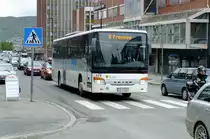 Die Setra-Fahrzeuge der 400er-Bauart scheinen bei Cominor im allgemeinen recht beliebt zu sein. Zu den vier Niederflurwagen kommen mindestens ein gutes Dutzend S415UL wie Wagen 315, aufgenommen am 28.6.2010 im Stadtzentrum Narvik. 