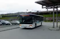 W�hrend im Hintergrund soeben einen Erzzug aus Kiruna in die gr�sste Erzverladeanlage Europas einf�hrt, erreicht Setra Nr. 301 im Einsatz auf der Linie 15 gerade den Busbahnhof Narvik. 28.6.2010. 