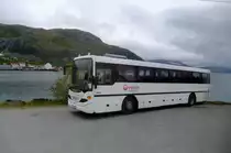 Die Lofoten werden von diversen F�hren bedient. Von Bogenes f�hrt die F�hre nach L�dingen, wo teilweise Busanschluss nach Harstad besteht. Bei meinem Besuch am 28.6.2010 machte der daf�r eingesetzte Scania-Standardbus allerdings gerade Pause am F�hranleger. 