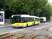 Solaris Urbino auf Betriebsfahrt an der Haltestelle Wei�ensee Stadion Buschallee/Suermondstra�e.