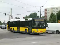 MAN Niederflurbus 2. Generation auf Betriebsfahrt an der Haltestelle Hohensch�nhausen Gehrenseestra�e.