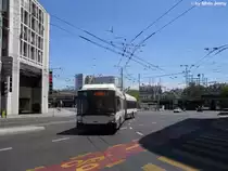 tpg Nr. 760 (Hess Swisstrolley 3 BGT-N2C) biegt am 18.7.2010 in die Haltestelle Lyon ein.