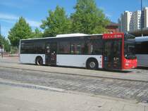 Nun steht der Wagen 4341 an der Warteposition am BF Vegesack, wo er noch einen Moment wartet, bis er zum Bussteig nach vorne vorfahren wird. Ich habe mich �ber die Anweseheit des kleinen L�wen sehr gefreut, da nun endlich wieder ein 43er MAN unterwegs ist, auch wenn nur f�r kurze Zeit. 

Aufnahme vom 20.07.2010