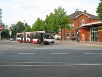 Dieser Neoplan N4021 der BSAg steht auf der Warteposition am BF Vegesack. Der Wagen 4808 ist bei derBSAG inzwischen ausgemustert worden und durch einen Lion&acute;s City GL ersetzt worden. Soweit ich wei� fahren aber noch 4 dieser N4021 aus der 48er Serie in HB-Nord, wo es keine Umweltzone gibt. 