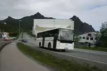 Im  Lokalverkehr  zwischen Svolvaer, Kabelvag und Henningsvaer kommt tags�ber ein verk�rzter Volvo/Vest B6B zum Einsatz. Aufnahme am 29.6.2010 in Svolvaer. 