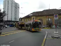 trn Nr. 144 ''M�tro'' (Solaris Trollino 18) am 27.7.2010 beim Bahnhof La-Chaux-de-Fonds. In jeder Stadt wo ''M�tro'' eine Boutique er�ffnet, wird m�chtig die Werbetrommel ger�hrt, auch auf Bussen.