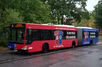 Hochbahn 7906 mit Werbung f�r den Hamburger Weg am 28.Juli 2010 an der Glatzer Sta�e
