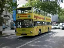 MAN-Doppeldecker Sightseeing-Bus am U-Bahnhof Uhlandstra�e.