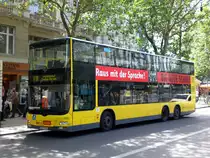 MAN Lion's City DD (Doppelstock) auf der Linie X10 nach S+U Bahnhof Zoologischer Garten am U-Bahnhof Uhlandstra�e.
