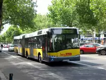 Solaris Urbino auf der Linie 109 nach S+U Bahnhof Zoologischer Garten an der Haltestelle Charlottenburg Bleibtreustra�e.