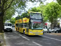 Volvo-Doppeldecker Sightseeing-Bus an der Haltestelle Charlottenburg Bleibtreustra�e.