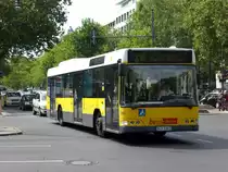 Volvo V7000 auf der Linie X10 nach S+U Bahnhof Zoologischer Garten an der Haltestelle Charlottenburg Olivaer Platz.