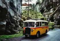 80 Jahre Postautostrecke auf die Griesalp: Schmid, Th�rishaus BE 26'760 Saurer/Gangloff (ex Geiger, Adelboden Nr. 3) am 29. Mai 2010 in der Griesschlucht