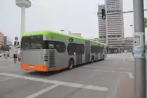 WG 8231 der �stra auf der Linie 121 nach Haltemhoffstra�e, am Hannover/ZOB, am 26.06.2010.