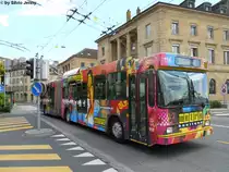 TN Nr. 118 ''M�tro'' (NAW/Hess BGT 5-25) am 27.7.2010 beim Plache Pury, wie man sieht, gibt's auch in Neuenburg eine M�tro Boutique