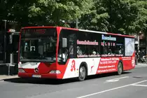 Rosenbaum (AC HR 2016) macht Werbung f�r das Gesundheitszentrum Kleis.
Aachen Theaterplatz, 4.6.2010.