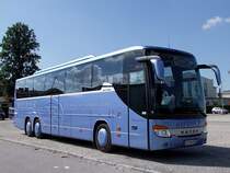 SETRA_S416GT-HD von Riedel hat eine Gruppe jugendlicher Fu�ballfan´s zum Stadion nach Ried i.I. gebracht;100731