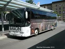 Hier ist ein IRIS Reisebus der Firma Baron Reisen zu sehen. Der Bus tr�gt Werbung des Weltkulturerbe V�lklinger H�tte im Saarland. Die Aufnahme des Foto war am 31.07.2010 in Saarbr�cken am Hauptbahnhof.