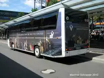 Hier ist ein IRIS Reisebus der Firma Baron Reisen zu sehen. Der Bus tr�gt Werbung des Welt Kultur Erbe V�lklinger H�tte im Saarland. Die Aufnahme des Foto war am 31.07.2010 in Saarbr�cken am Hauptbahnhof.