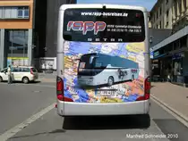 Das Foto zeigt einen Setra Reisebus in Saarbr�cken am Hauptbahnhof. Die Aufnahme des Fotos war am 31.07.2010.