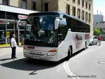 Das Foto zeigt einen Setra Reisebus in Saarbr�cken am Hauptbahnhof. Die Aufnahme des Fotos war am 31.07.2010.