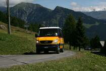 Aufgrund der niedrigen Garage in Mutten fährt auf der Linie Thusis - Obermutten einer von nur 2 Sprinter Transfer 35 mit tiefem Dach. Der Wagen gehört PU Elsa (GR 22'233) und hat auf diesem Bild vom 7.8.2010 in Kürze die Endstation Obermutten erreicht. 