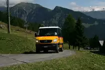 Aufgrund der niedrigen Garage in Mutten fährt auf der Linie Thusis - Obermutten einer von nur 2 Sprinter Transfer 35 mit tiefem Dach. Der Wagen gehört PU Elsa (GR 22'233) und hat auf diesem Bild vom 7.8.2010 in Kürze die Endstation Obermutten erreicht. 