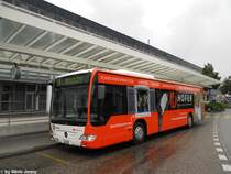 SBB/BDWM AG 370 307 ''Schreinerei Hofer'' (Mercedes CitaroII O530) am 2.8.2010 beim Bhf. Zofingen. Eingeltich schizzophren, im Kanton Aargau sind Unternehmensfarben auf Bussen nicht erlaubt, jedoch erlaubt sind solche Vollwerbungen...