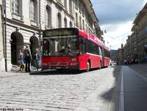 BernMobil Nr. 825 (Volvo 7700A CNG) am 3.8.2010 beim Zytglogge. Zwischen dem Bahnhof und dem Nydegg verkehrt die Linie 12 durch die Fussg�ngerzone. Daher sind dort auch solche Aufnahmen m�glich, ohne den Verkehr zu behindern.
