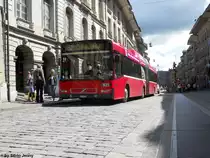 BernMobil Nr. 825 (Volvo 7700A CNG) am 3.8.2010 beim Zytglogge. Zwischen dem Bahnhof und dem Nydegg verkehrt die Linie 12 durch die Fussg�ngerzone. Daher sind dort auch solche Aufnahmen m�glich, ohne den Verkehr zu behindern.
