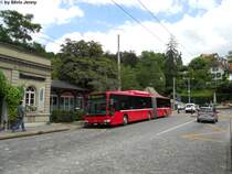 BernMobil Nr. 857 (Mercedes CitaroII O530G CNG) am 3.8.2010 beim B�rengraben. Bei der Haltestelle B�rengraben herrscht derzeit regen Verkehr, denn so mancher will die beiden jungen B�ren Urs und Berna besichtigen.