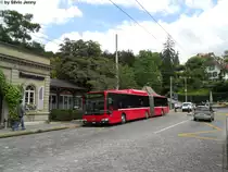 BernMobil Nr. 857 (Mercedes CitaroII O530G CNG) am 3.8.2010 beim B�rengraben. Bei der Haltestelle B�rengraben herrscht derzeit regen Verkehr, denn so mancher will die beiden jungen B�ren Urs und Berna besichtigen.